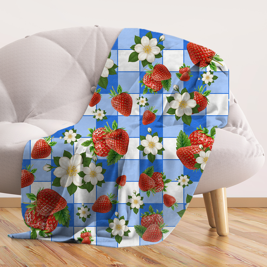 Pluchen deken aardbeien bloemen blauw wit ruit grijs