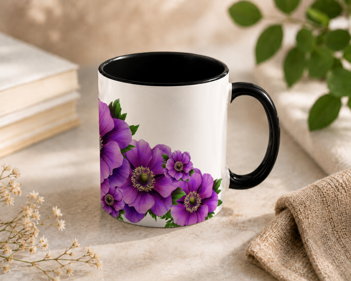 Paarse Anemonen – Keramische Mok met Zwart Handvat