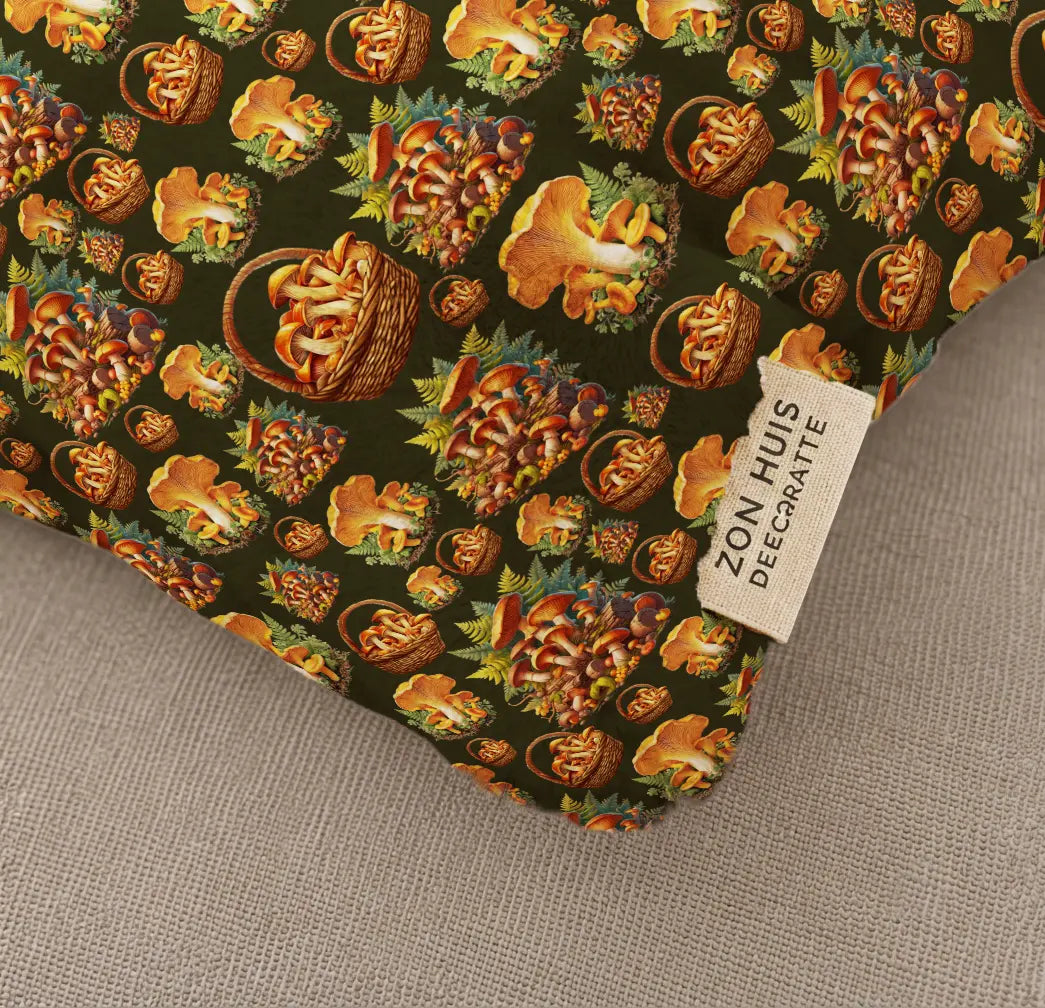 Decoratief Kussen Bospaddestoelen – Donkergroene Achtergrond